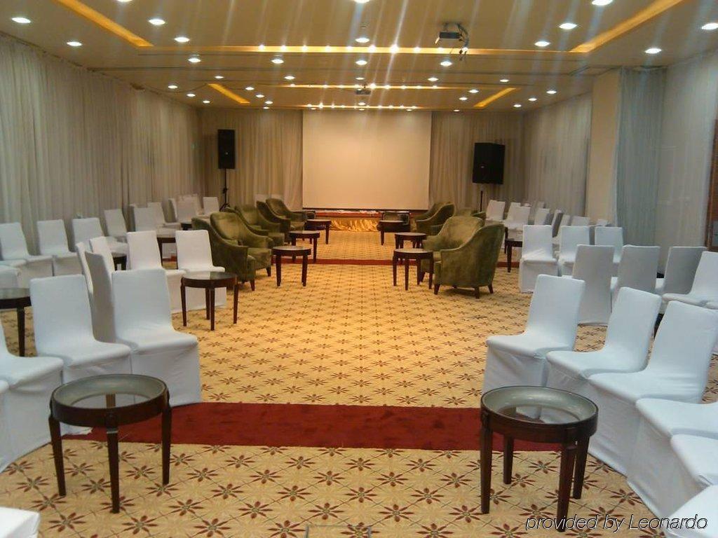 Hilton Garden Inn Riyadh Olaya Бизнес фото