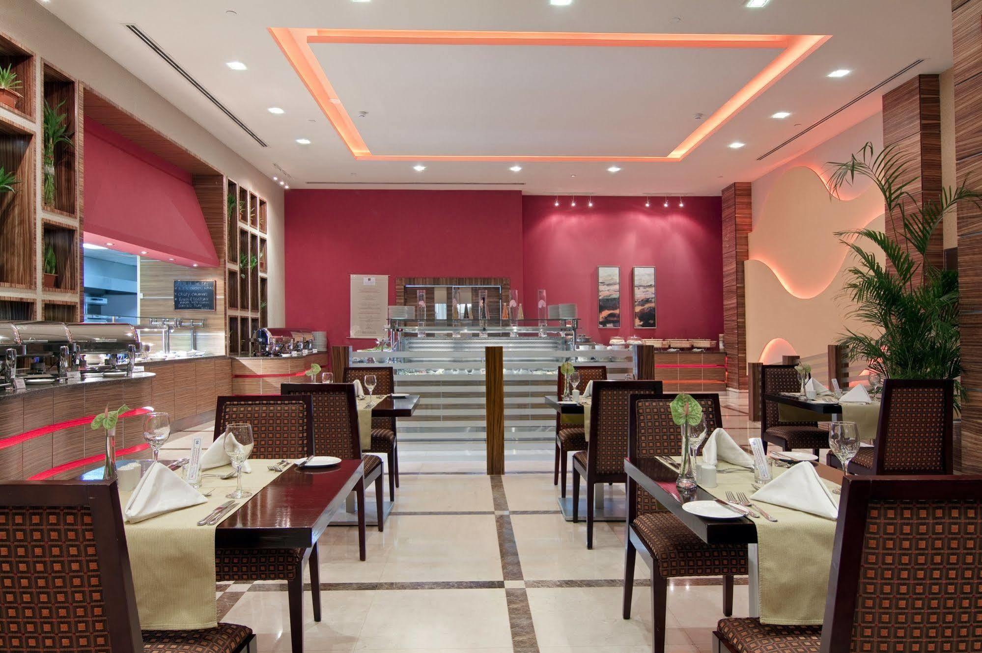 Hilton Garden Inn Riyadh Olaya Ресторан фото